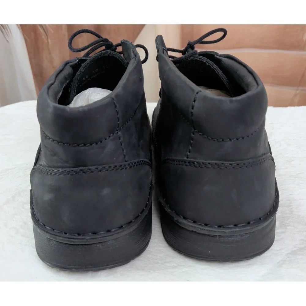 Footprints by Birkenstock Memphis Chukka Boots in Black